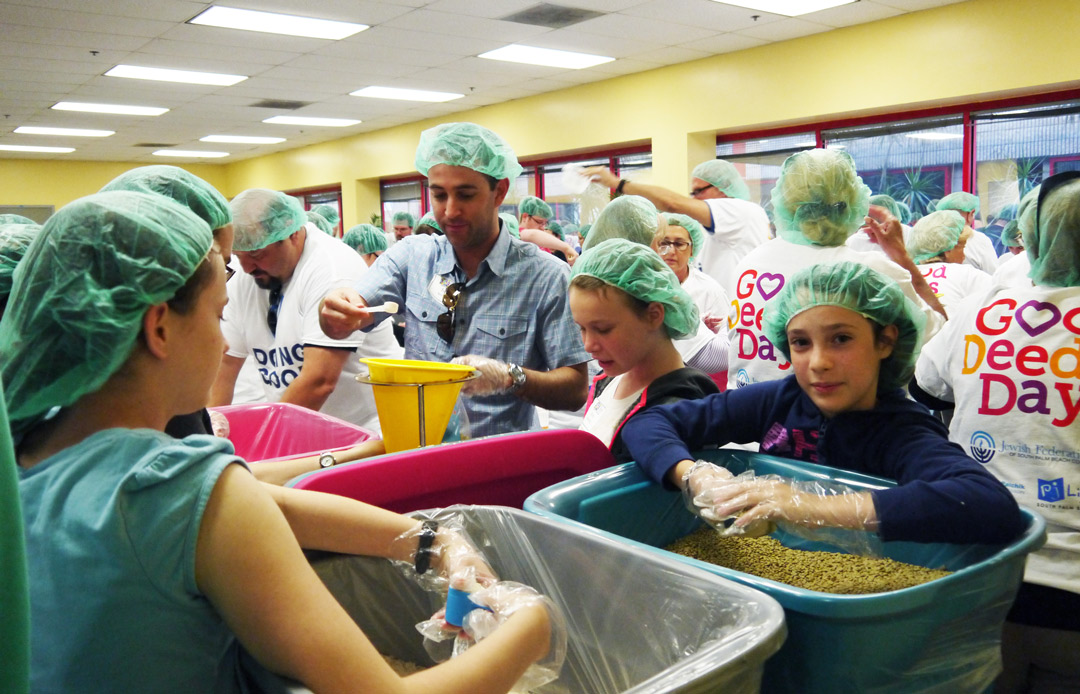 Voluntarios Empaquetando 20.000 Viandas