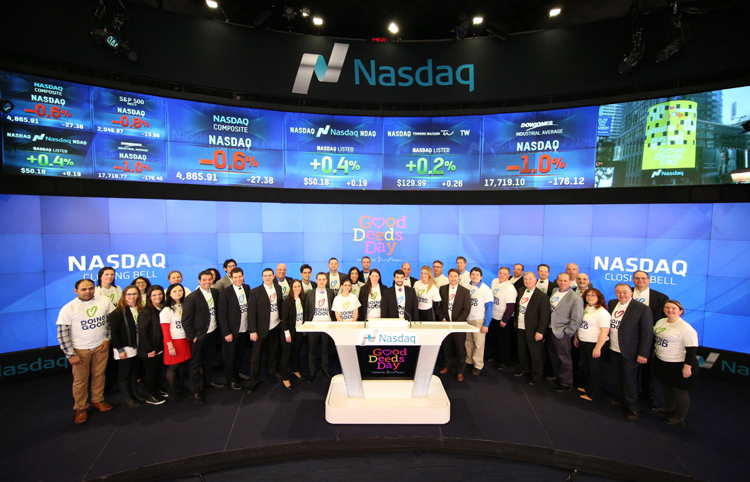 El Equipo del Día de las Buenas Acciones Tocando la Campana de NASDAQ