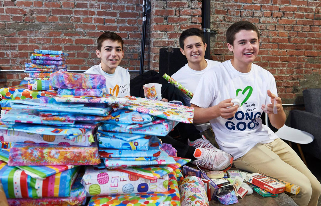 Voluntarios Envolviendo Regalos para Donar