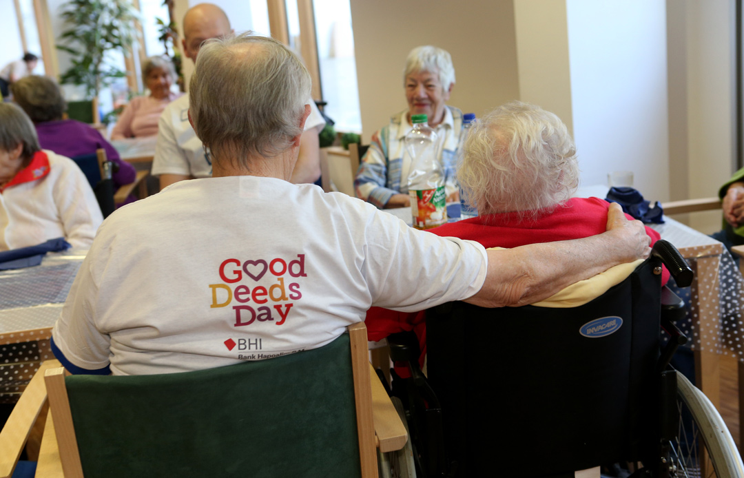 Voluntarios Visitando un Geriátrico
