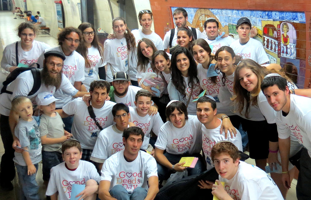 Jóvenes Repartiendo Ideas de Buenas Acciones