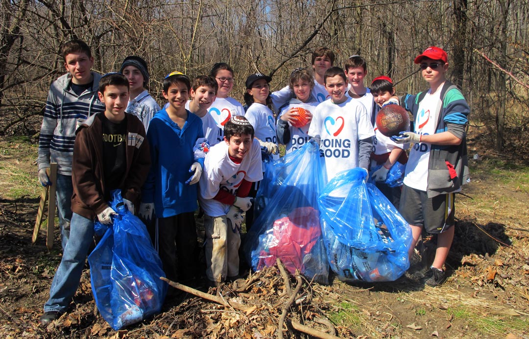 Voluntarios Recolectando Residuos en un Parque