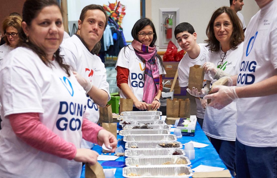 Voluntarios Empaquetando Alimentos para los Necesitados