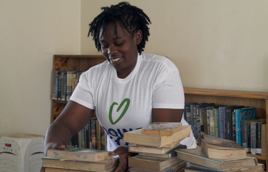Una Voluntaria Ayuda a Limpiar una Biblioteca