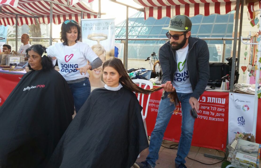 Mujeres Donando Cabello para Enfermos de Cáncer
