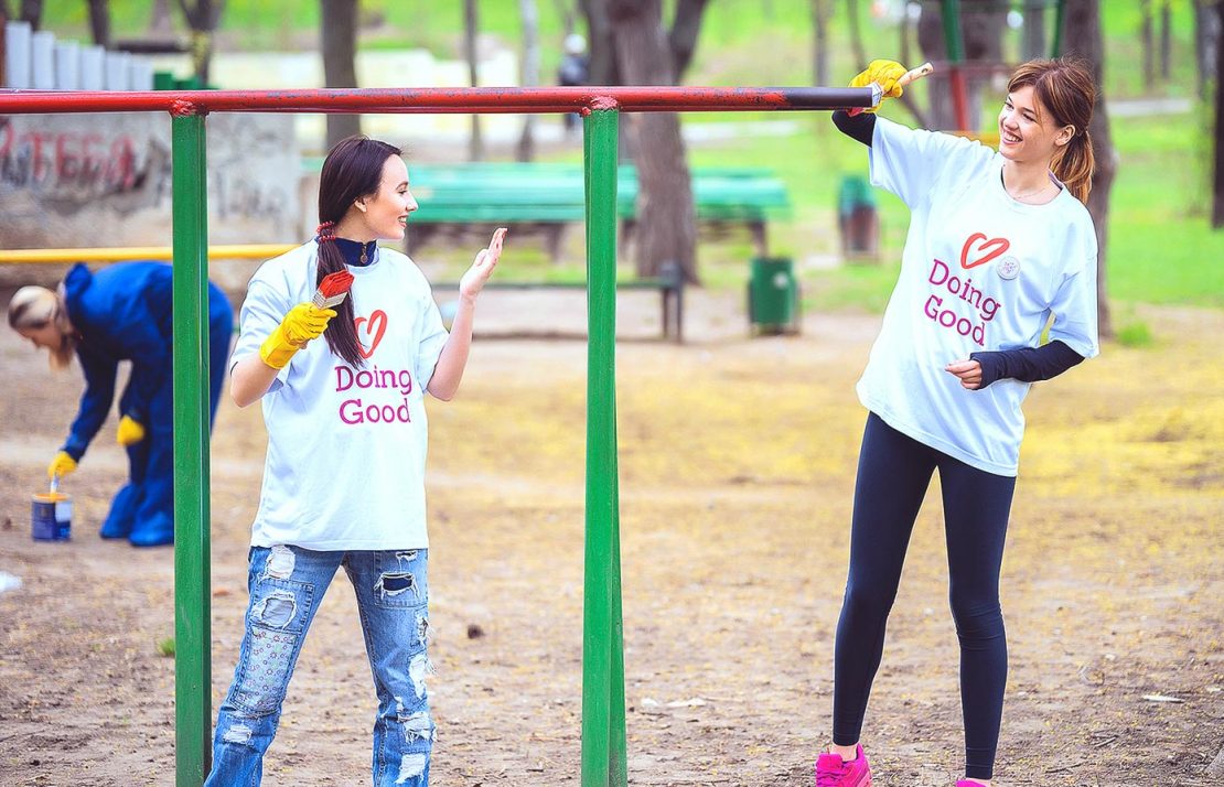 Voluntarios pintando un parque para niños