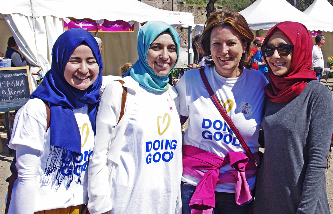 Voluntarios en una Feria del Día de las Buenas Acciones