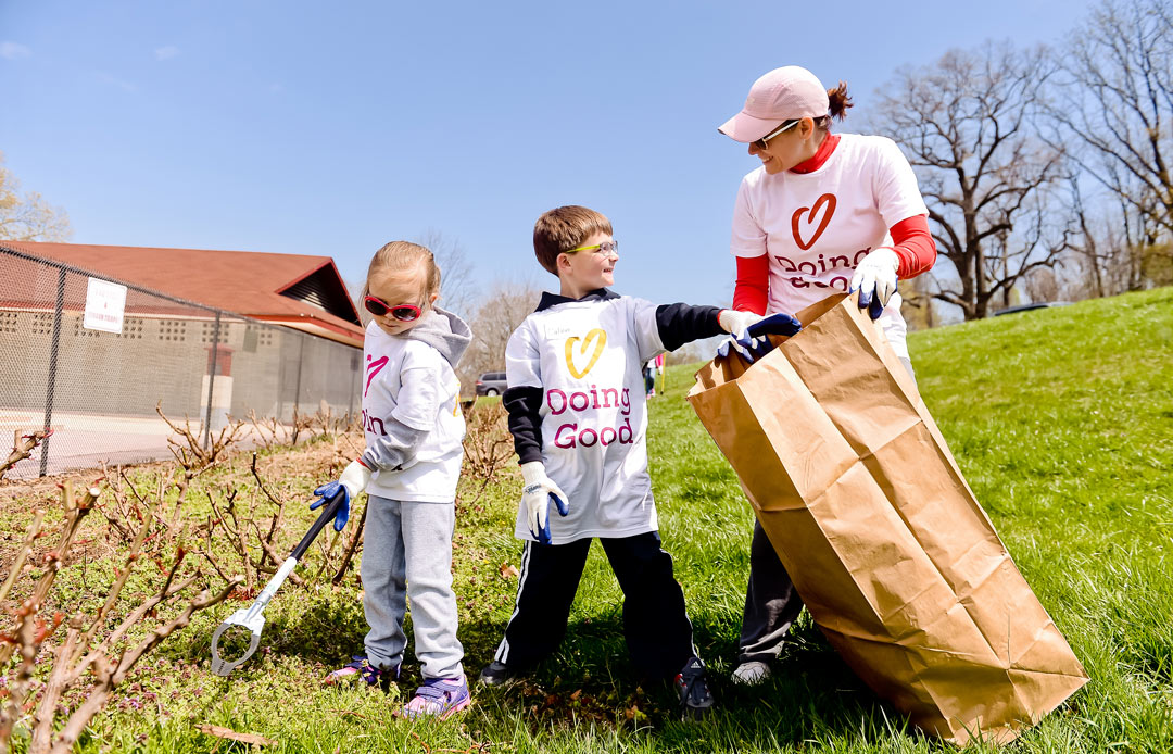 Voluntarios Limpiando un Parque