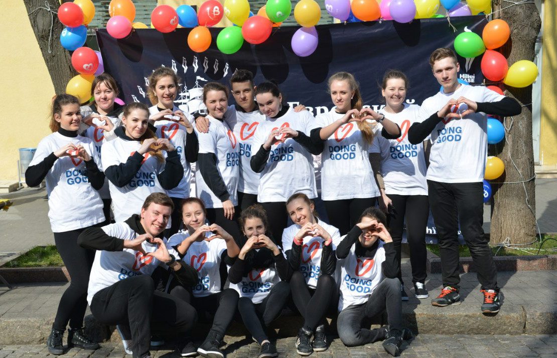 Estudiantes en una Feria del Día de las Buenas Acciones