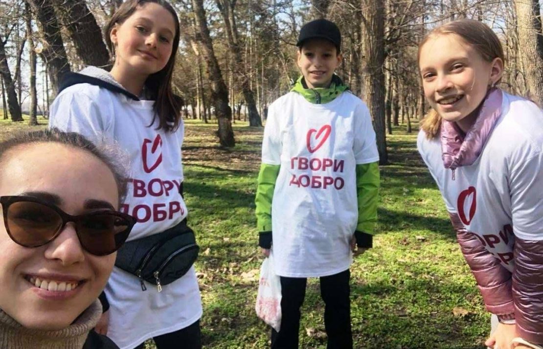 Los niños participaron de una limpieza en un parque