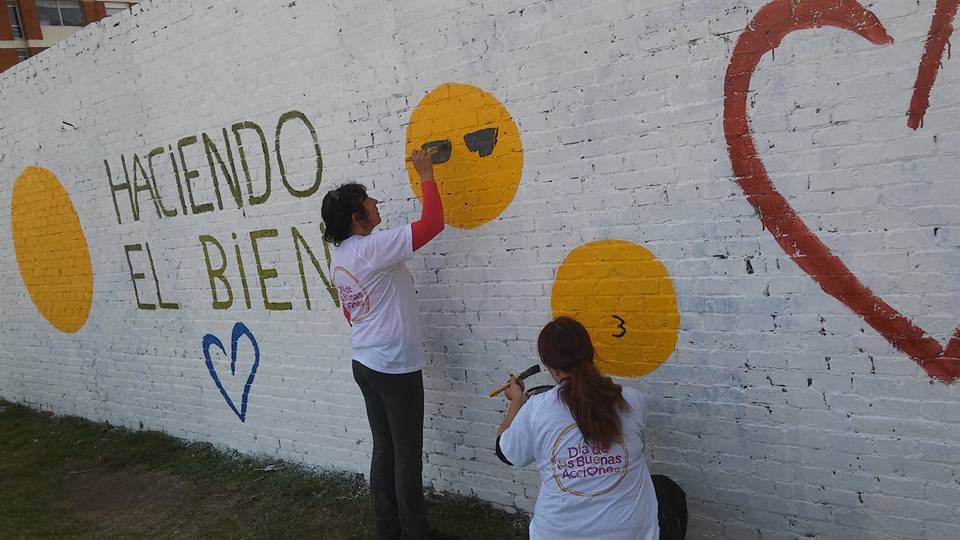 Pintando un Mural de las Buenas Acciones