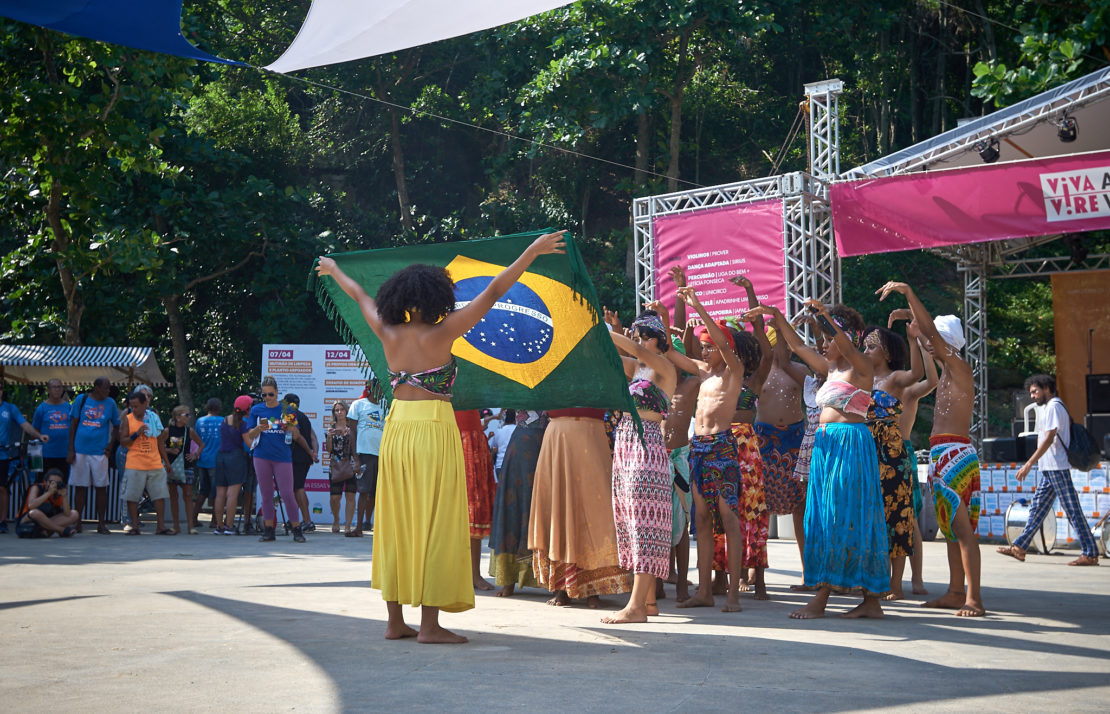 Apresentação das crianças da ONG Apadrinhe um Sorriso no evento do Dia das Boas Ações