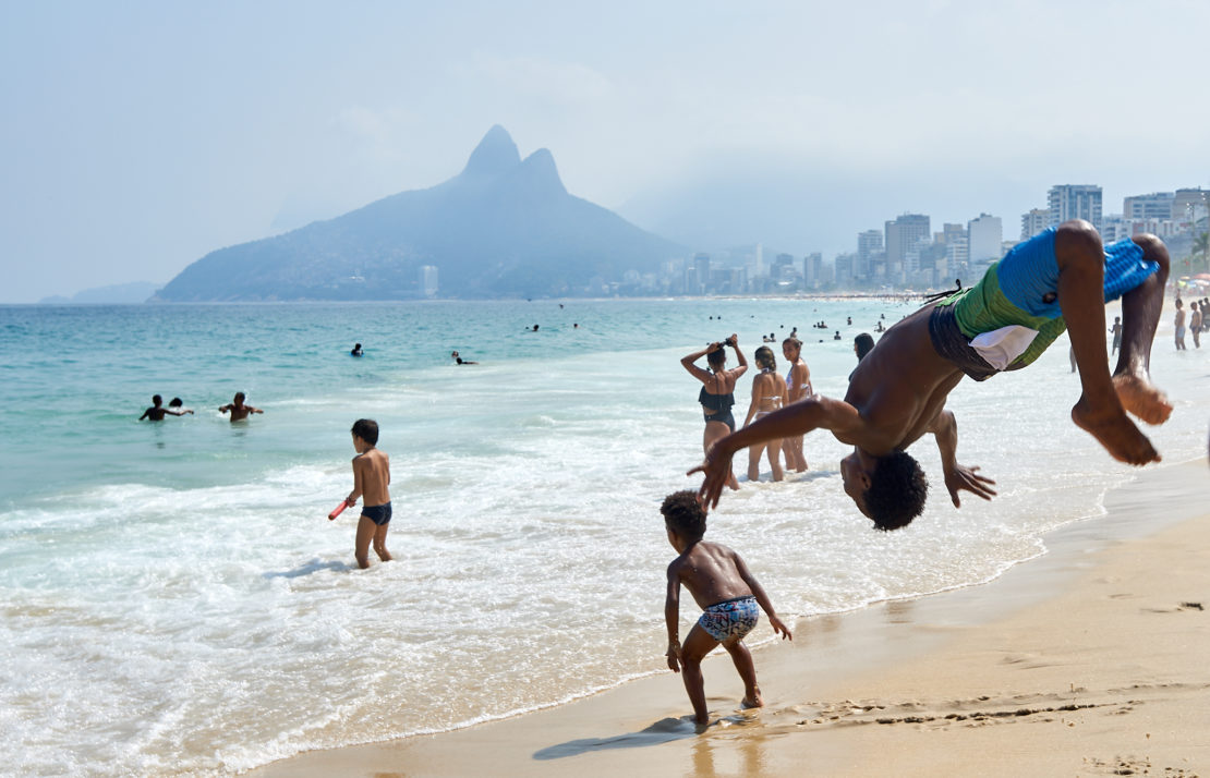 Crianças em situação de vulnerabilidade vão pela primeira vez à praia com o auxílio de voluntários