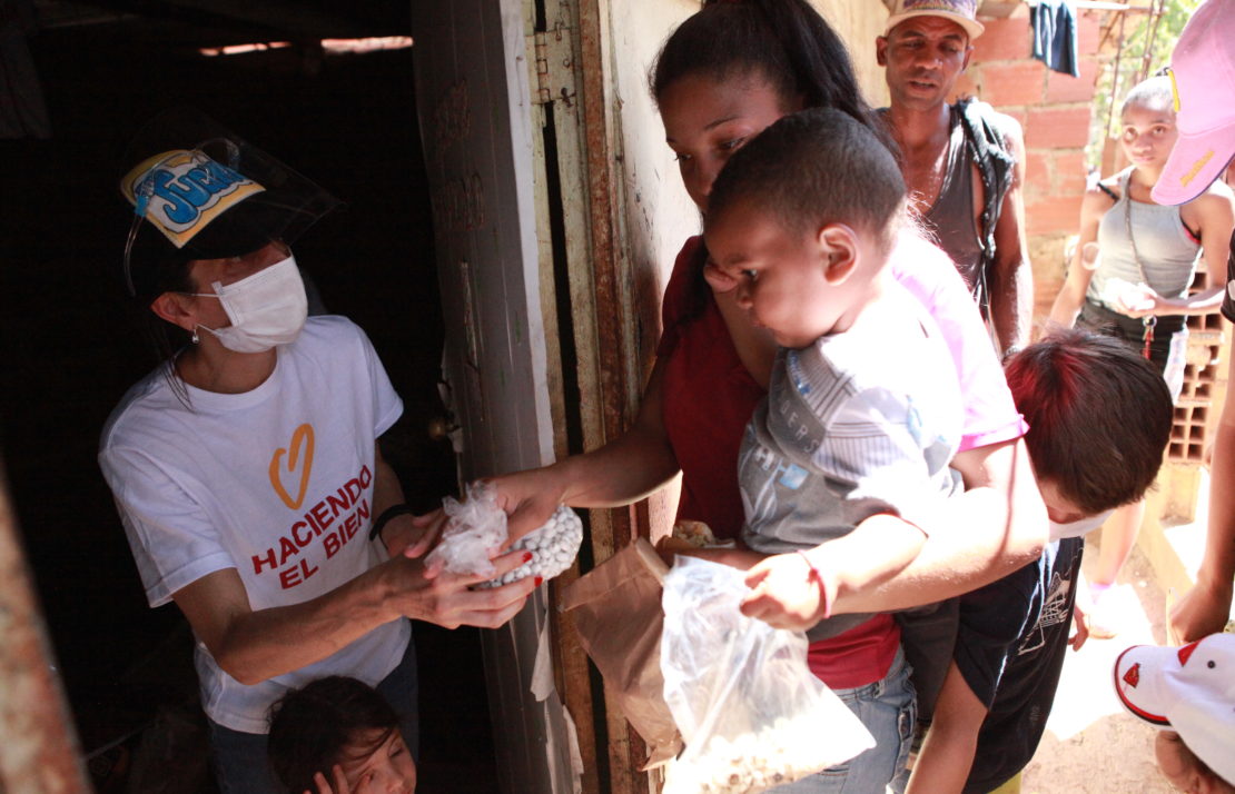 Entrega de Donaciones a la Comunidad