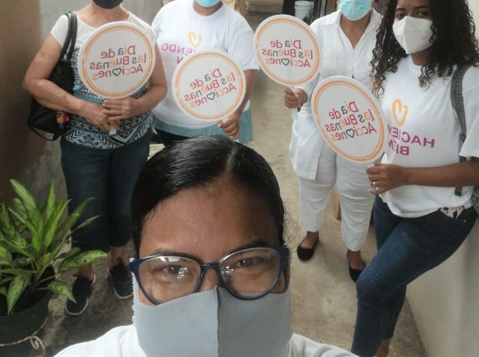 Equipo de Voluntarias Donando Alimentos