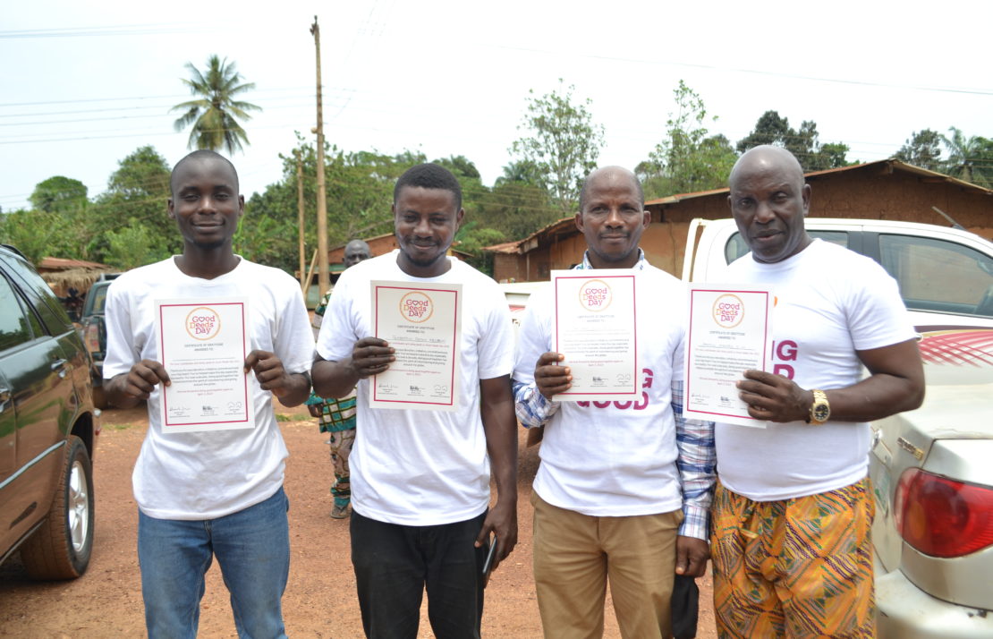 Voluntarios posando con su certificado de participación