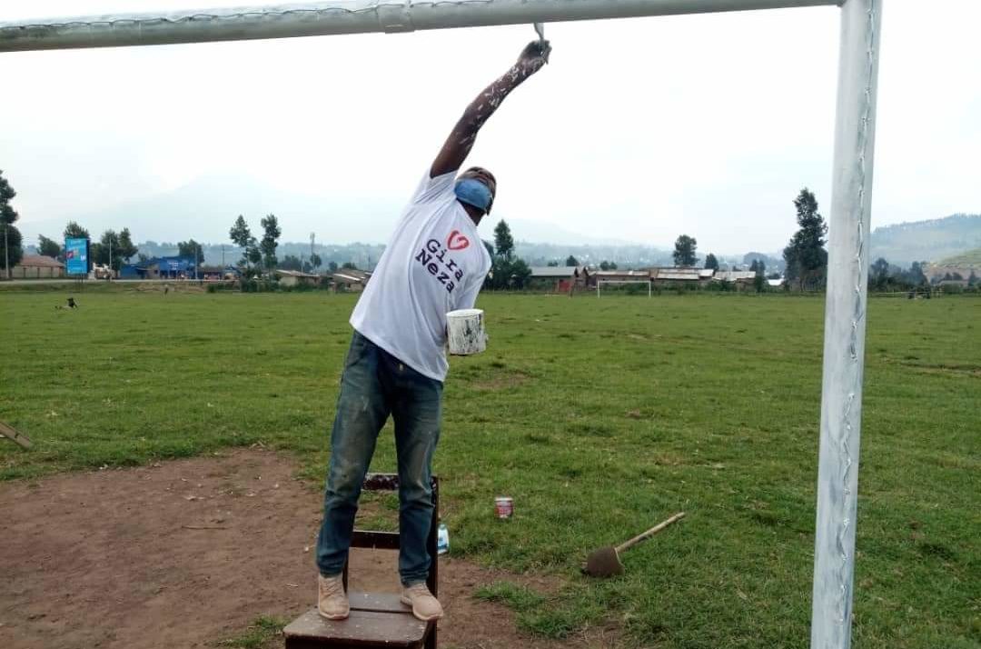 Restaurando una cancha de fútbol para la comunidad