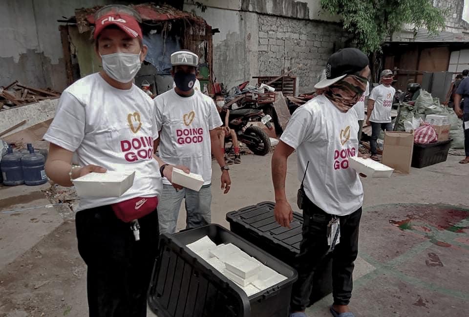 Entrega de platos de comida casera a los más necesitados