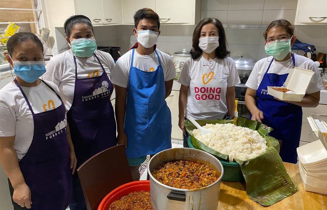 Cocinando comida para donar en el Día de las Buenas Acciones 2021