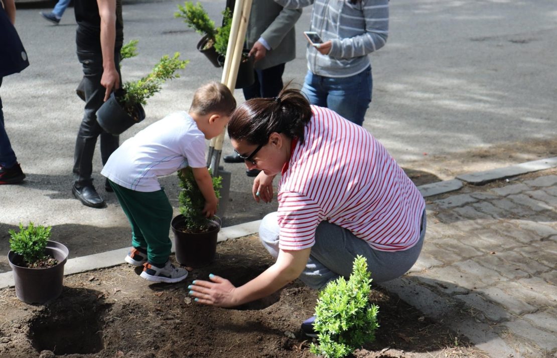 Plantando árboles junto a los más pequeños