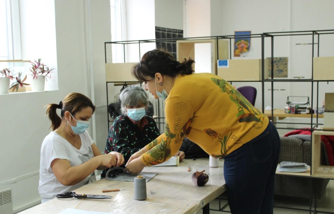 Taller de tejido en el centro comunitario
