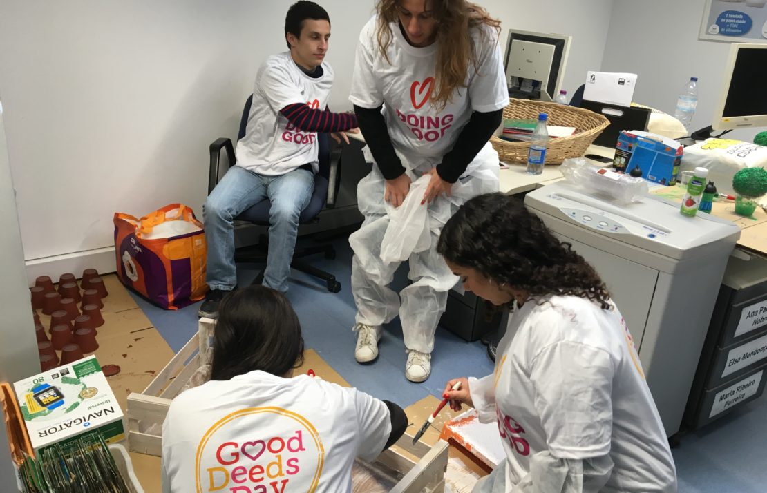 Preparando cajas con donativos