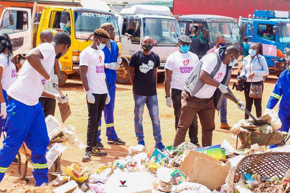 Voluntarios limpiando las calles y recogiendo basura