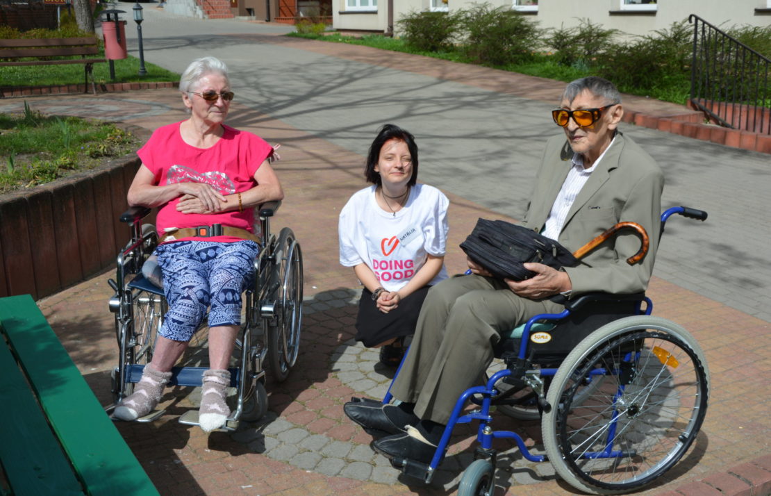 Visita a un hogar de ancianos en el Día de las Buenas Acciones