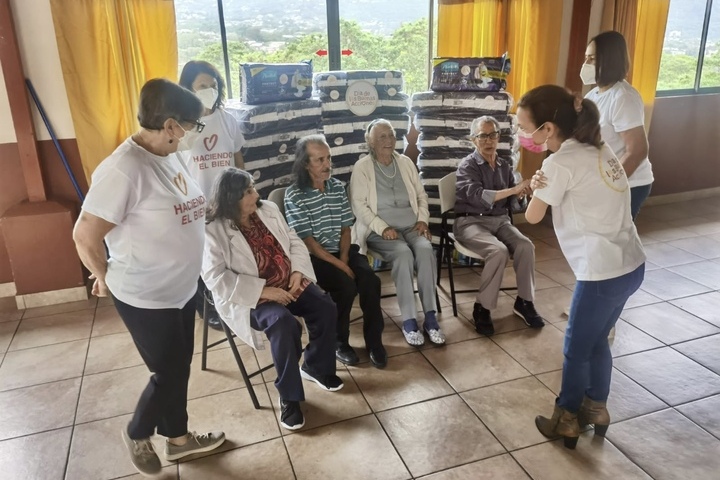 Entrega Pañales Adultos Mayores, Damas Voluntarias Bnei Israel