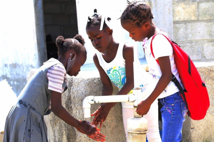 El Día de las Buenas Acciones en Haití construyó una estación para lavado de manos en una escuela de bajos recursos 2