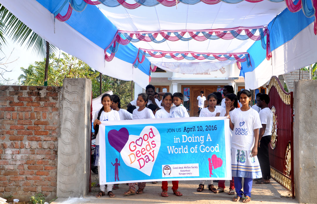 Volunteers promoting Good Deeds Day