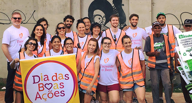 Volunteers from the first Good Deeds Day celebration in Brazil, led by Atados.